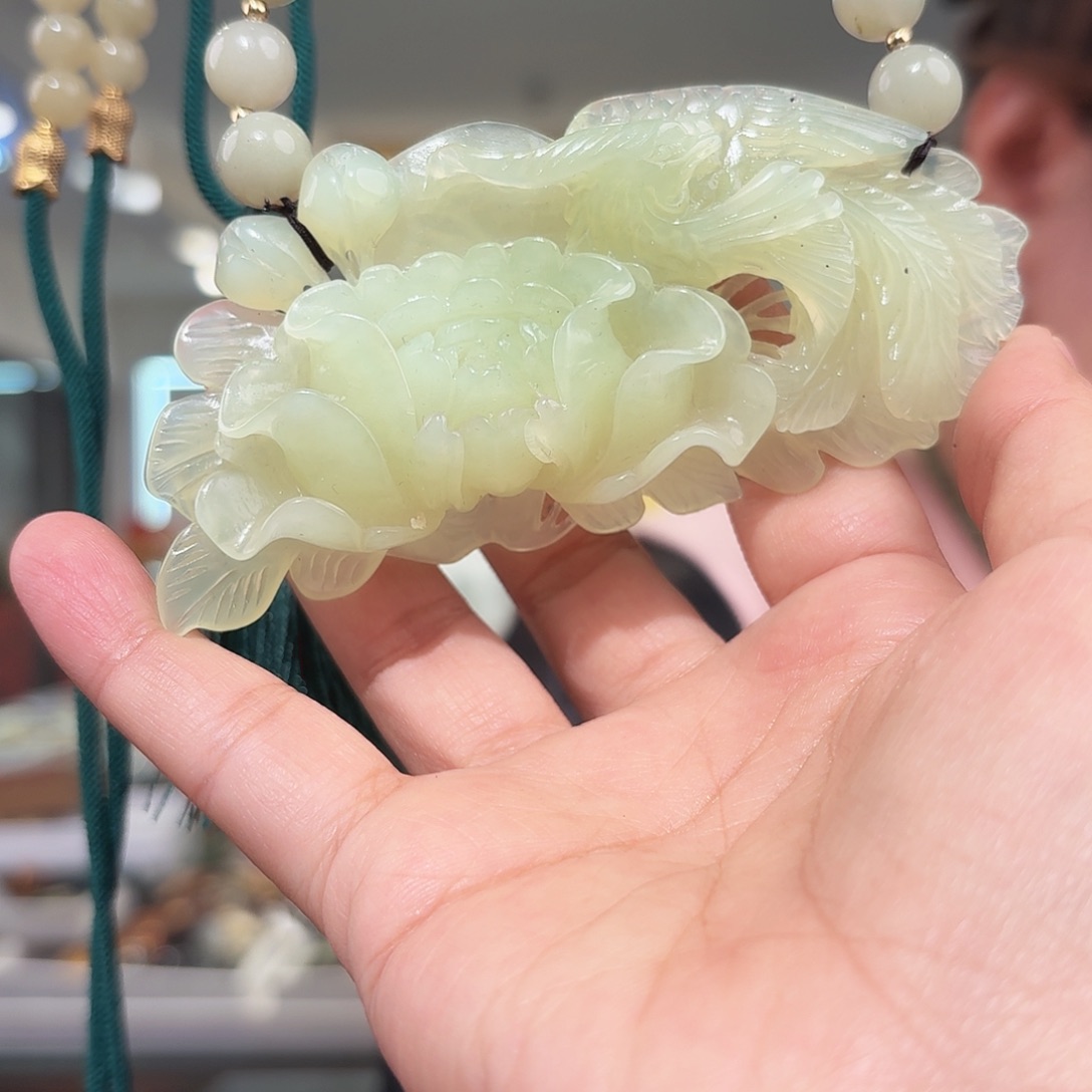 岫玉未镶嵌颈饰吊坠