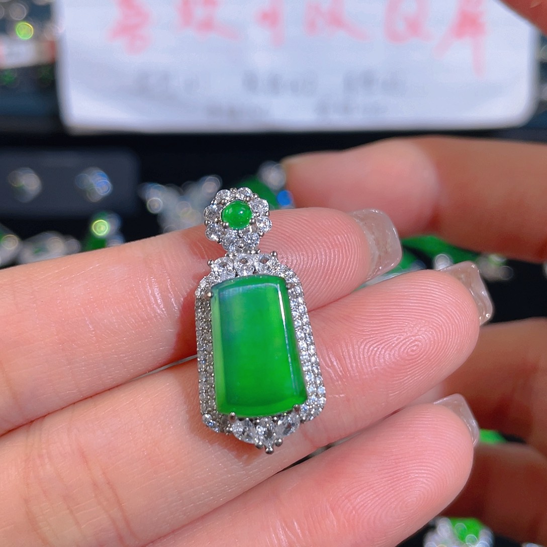 吊坠(不含链)未镶嵌翡翠