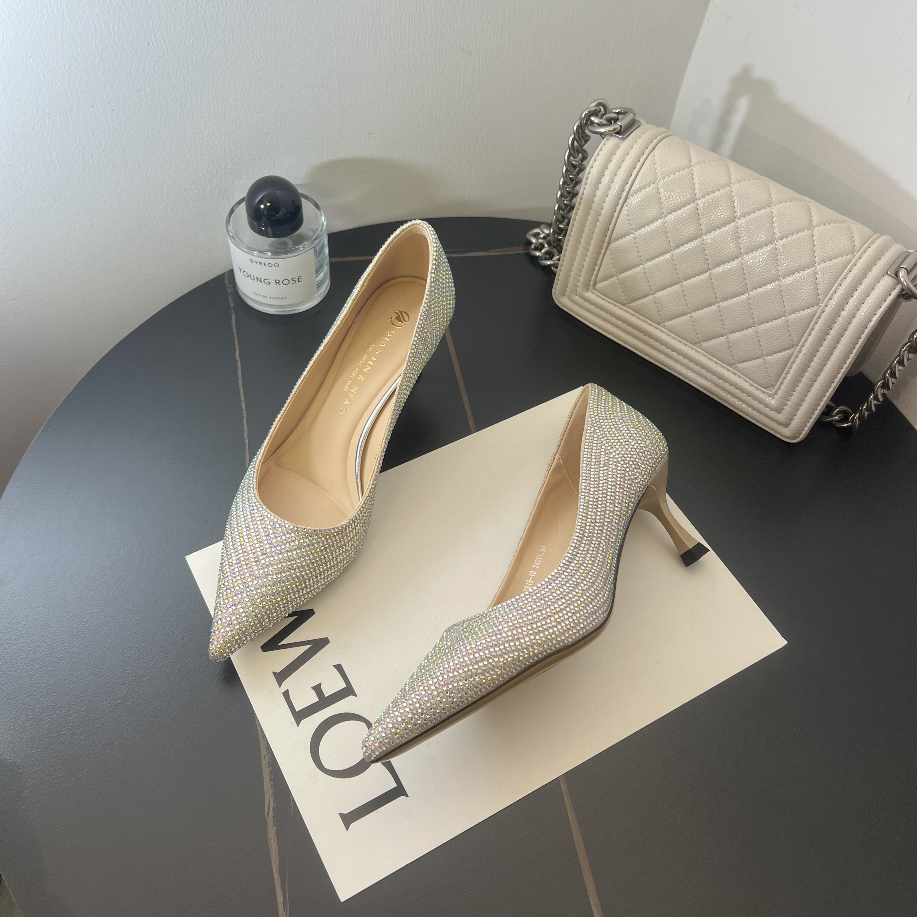 满钻金色时尚气质尖头细跟浅口女单鞋2025春季新款062318-10满钻