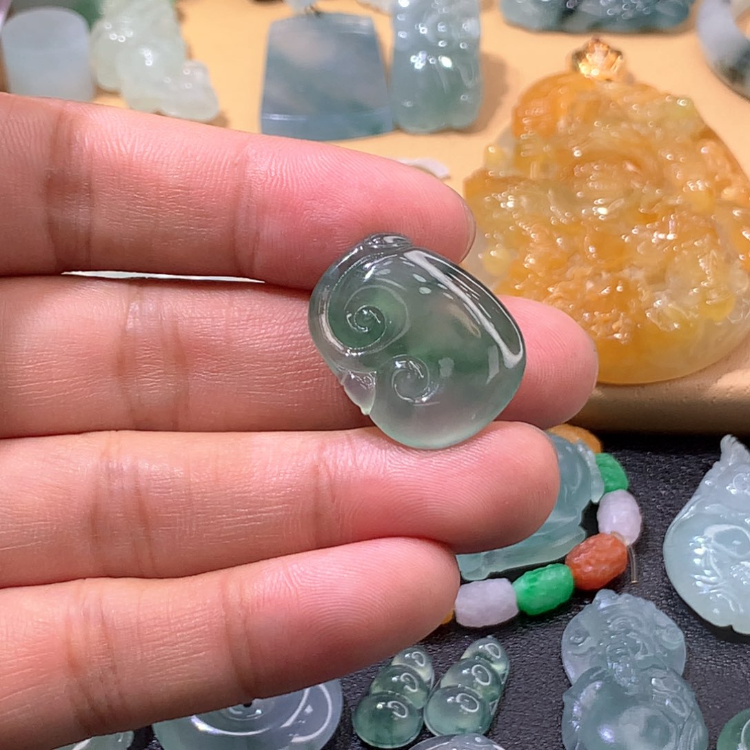 颈饰未镶嵌翡翠挂件