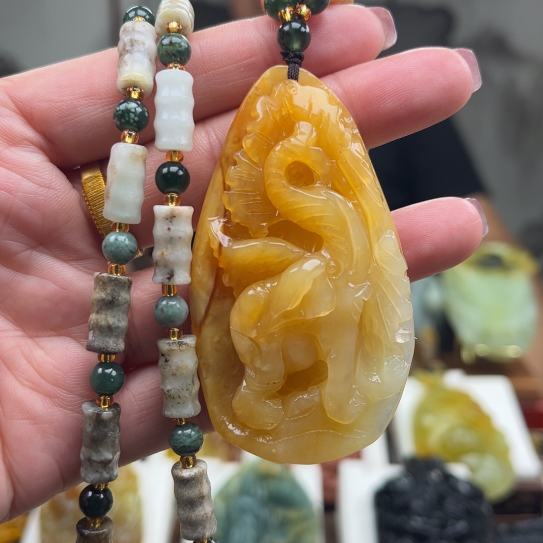 岫玉未镶嵌颈饰挂件