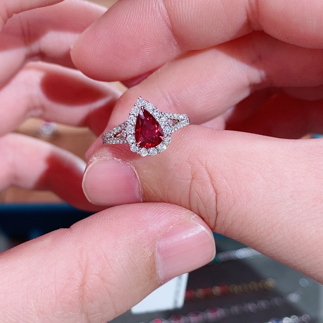 红宝石戒指18K金镶嵌吉尔德无烧鸽血红1.08克拉