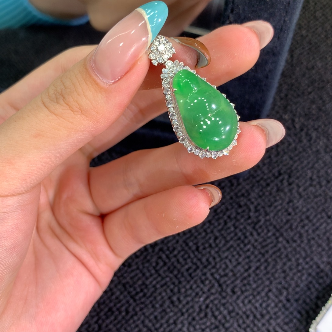 颈饰18K金镶嵌翡翠