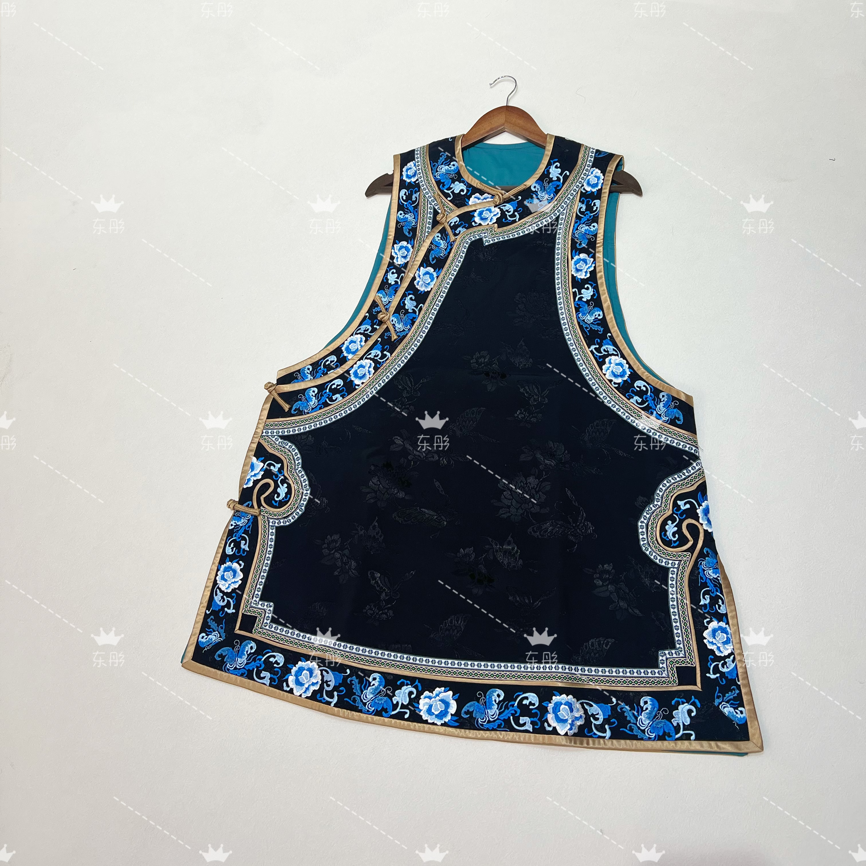 【东彤】新款重工三蓝绣手工如意头复古长马甲