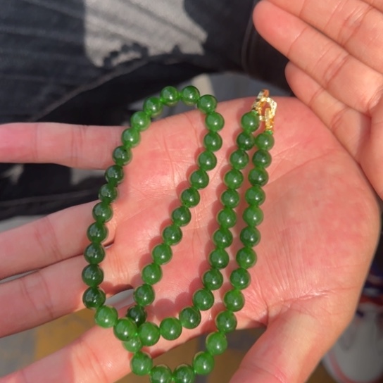 和田玉颈饰未镶嵌俄罗斯色标级帝王绿卡8个别点