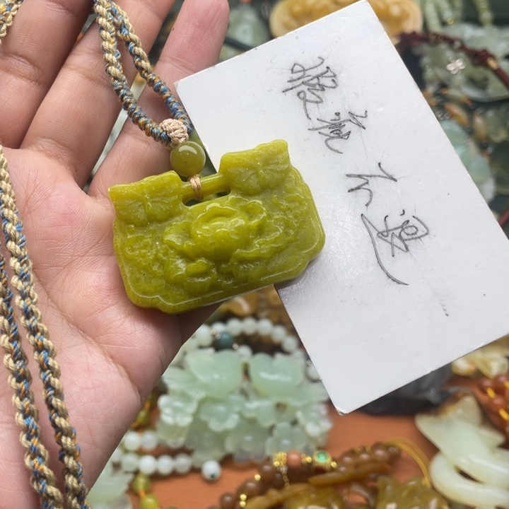 蛇纹石玉吊坠合金