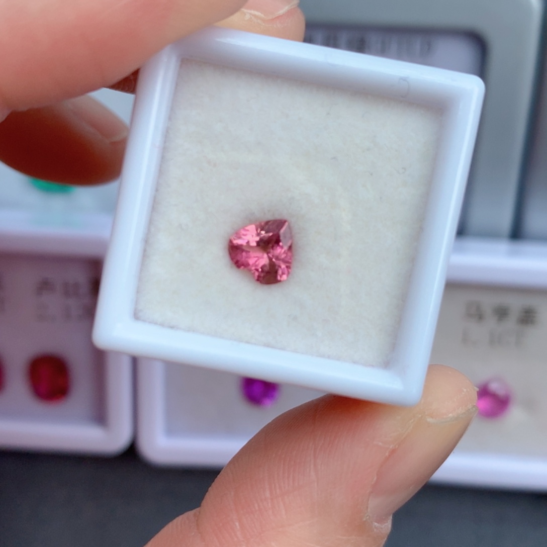 未镶嵌0.7克拉裸石红色碧玺