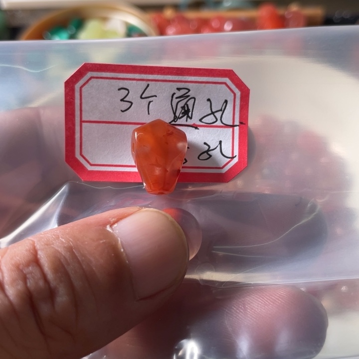 颈饰未镶嵌南红玛瑙?**°
