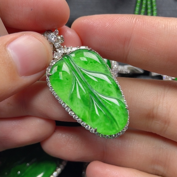 翡翠颈饰银S925镶嵌吊坠
