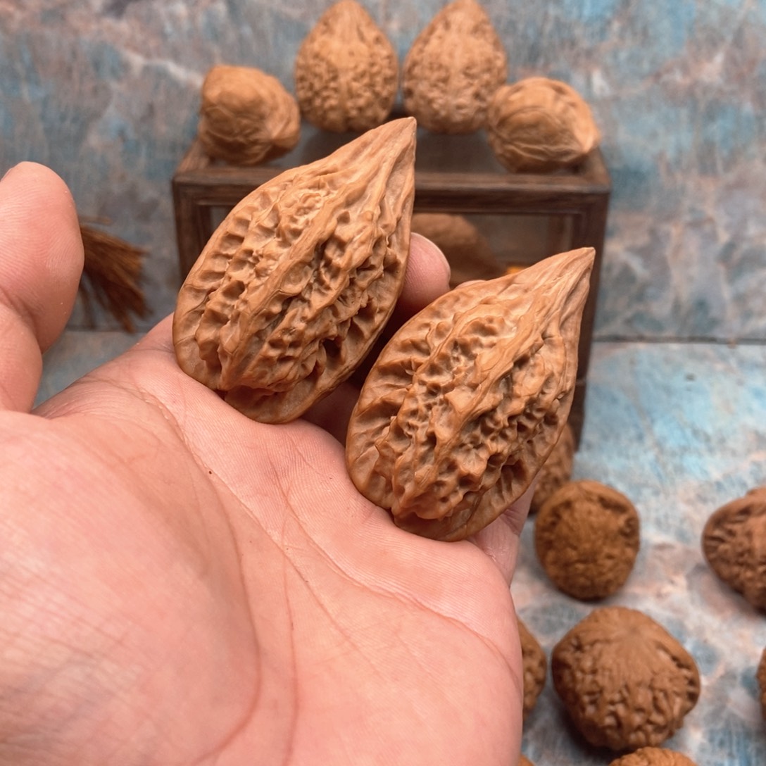 努***上文玩核桃吊坠红缨枪