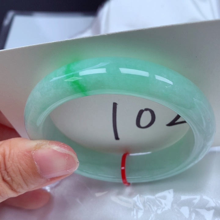 翡翠手镯未镶嵌翡翠