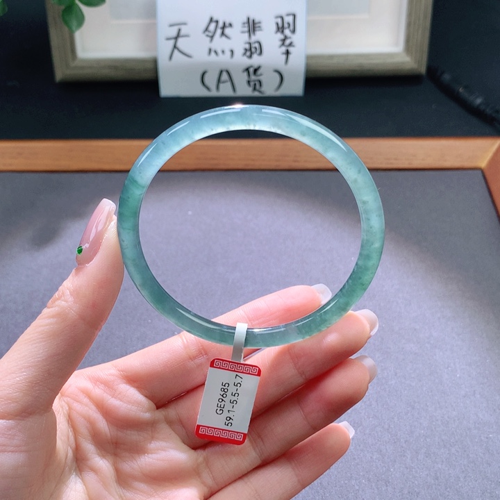 翡翠手镯未镶嵌天然翡翠手镯