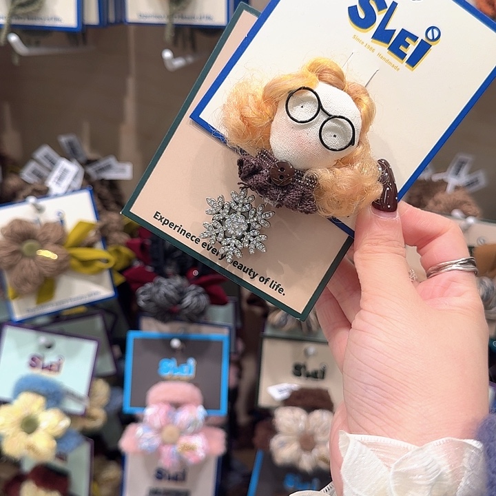 雪花胸针和眼镜女孩胸针