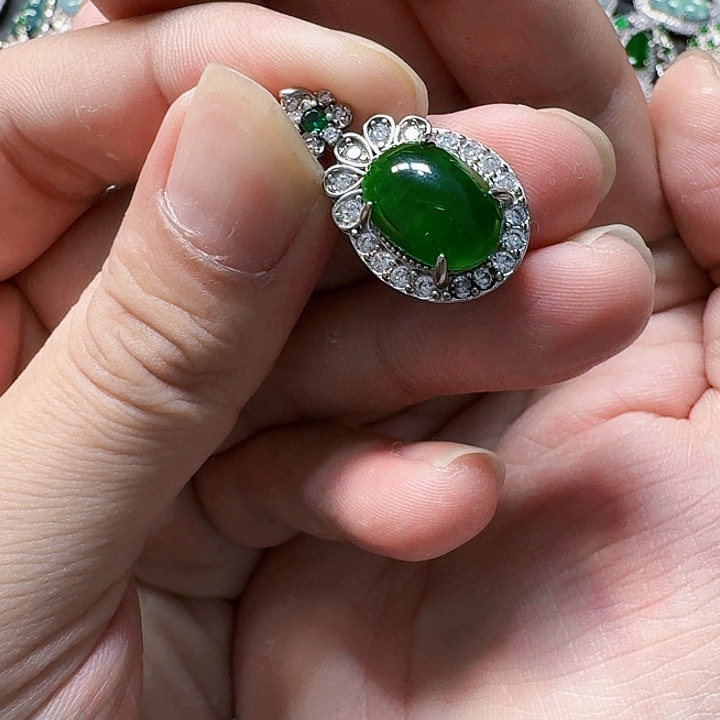 翡翠颈饰未镶嵌天然A货翡翠放漏