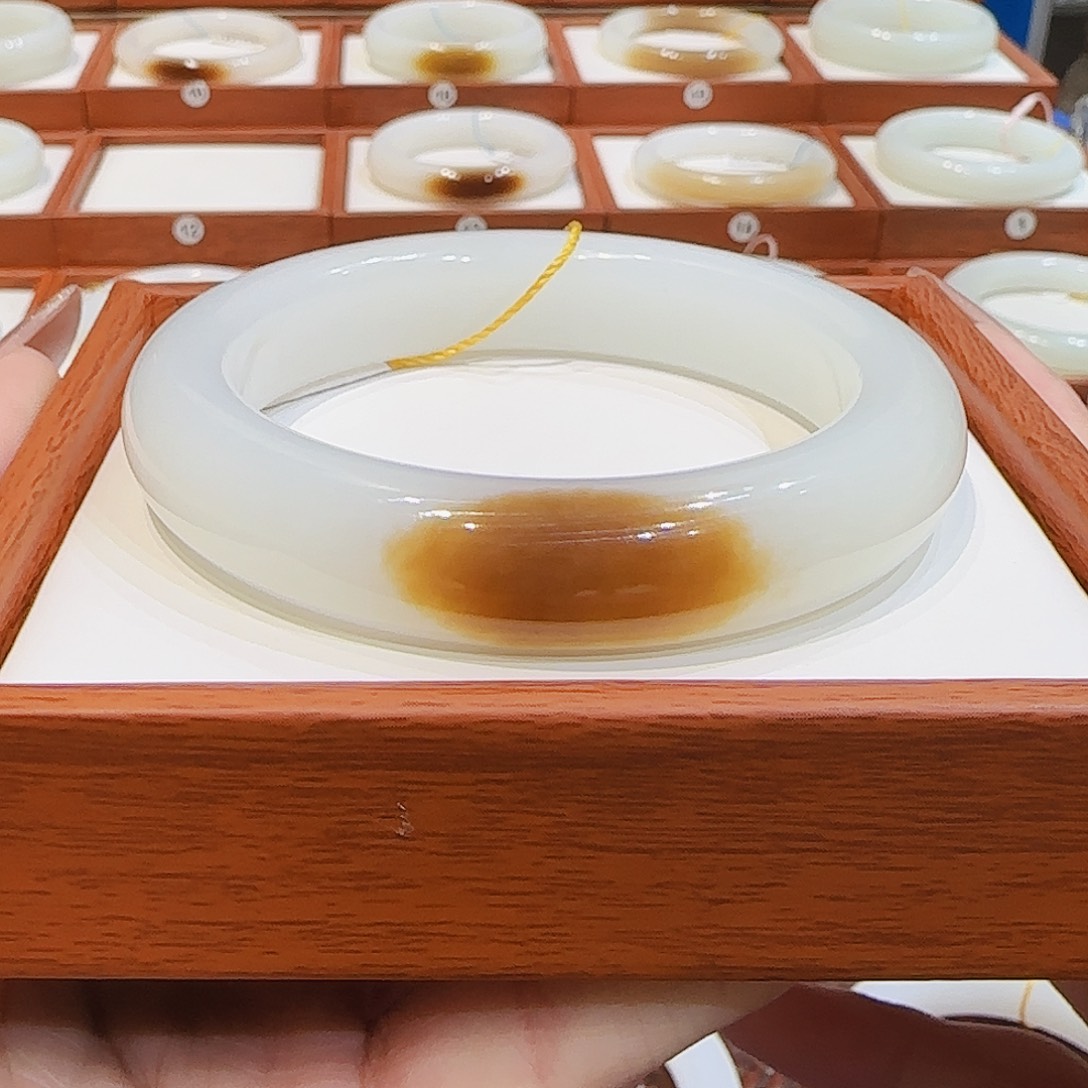 和田玉未镶嵌手镯