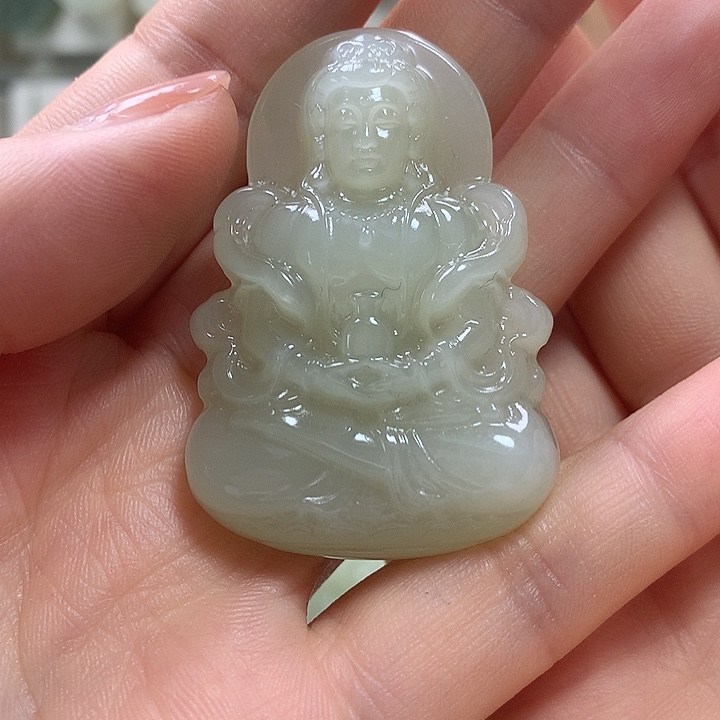 女***子颈饰未镶嵌和田玉