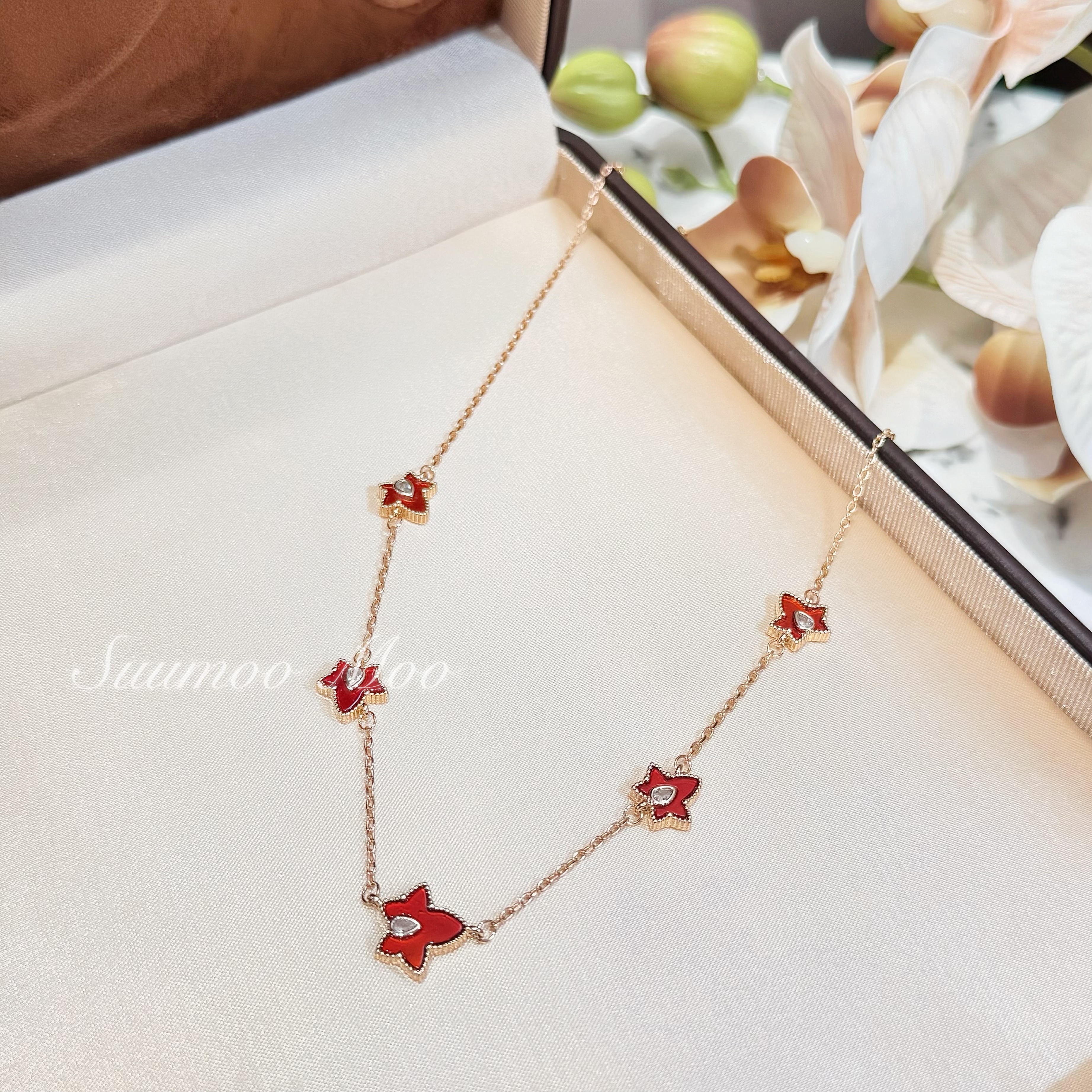 铜合金合成锆石项链 轻奢时尚红色5朵枫叶项链 设计师款