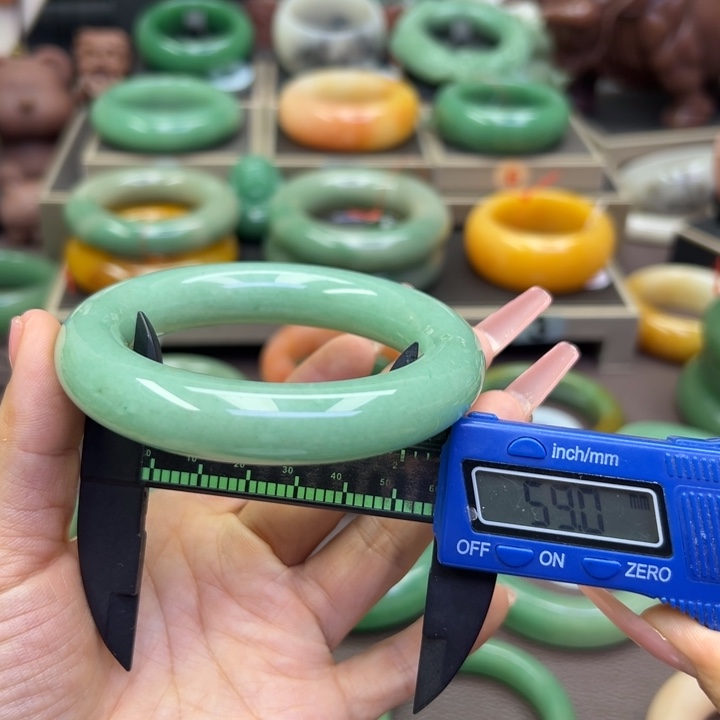 未镶嵌手镯石英岩玉