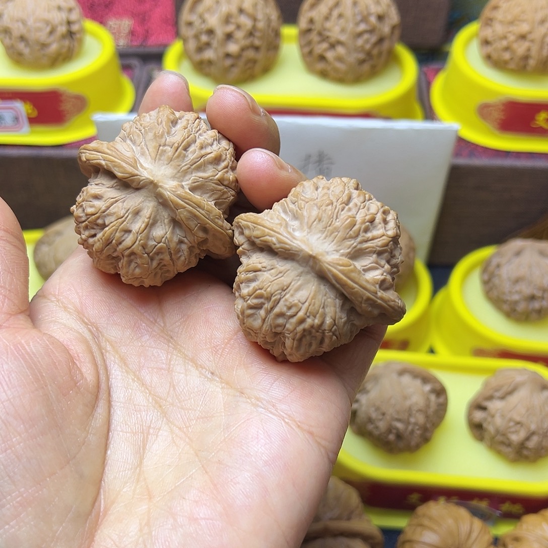 文玩核桃吊坠血麒麟45