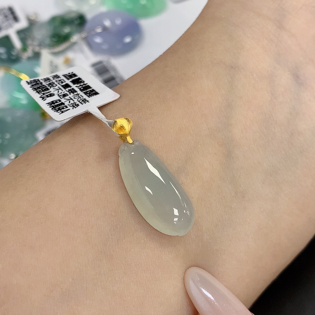 颈饰18K金镶嵌翡翠