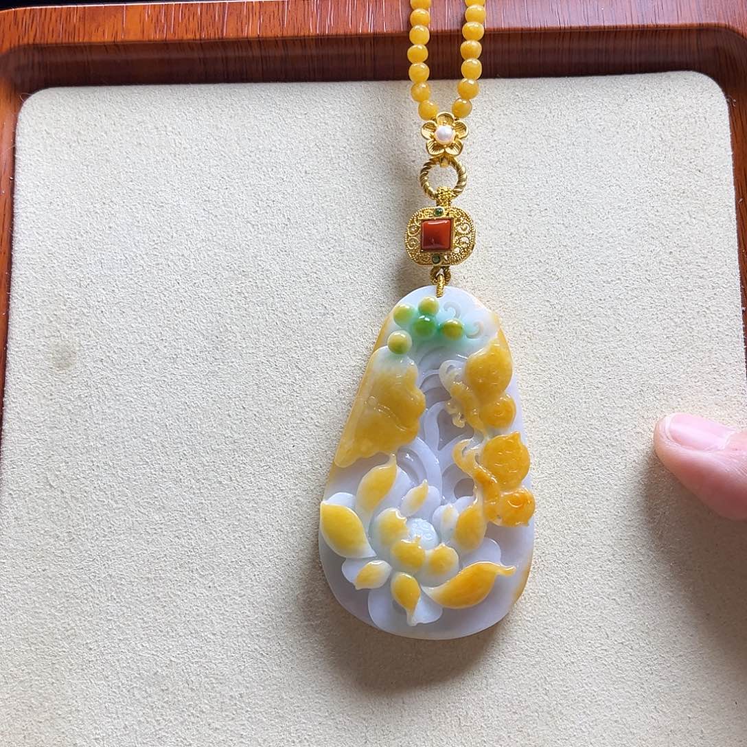 翡翠颈饰未镶嵌蝶恋花