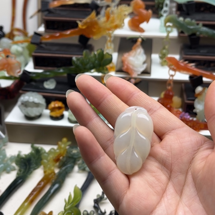 温***的蛇纹石玉未镶嵌岫玉发簪