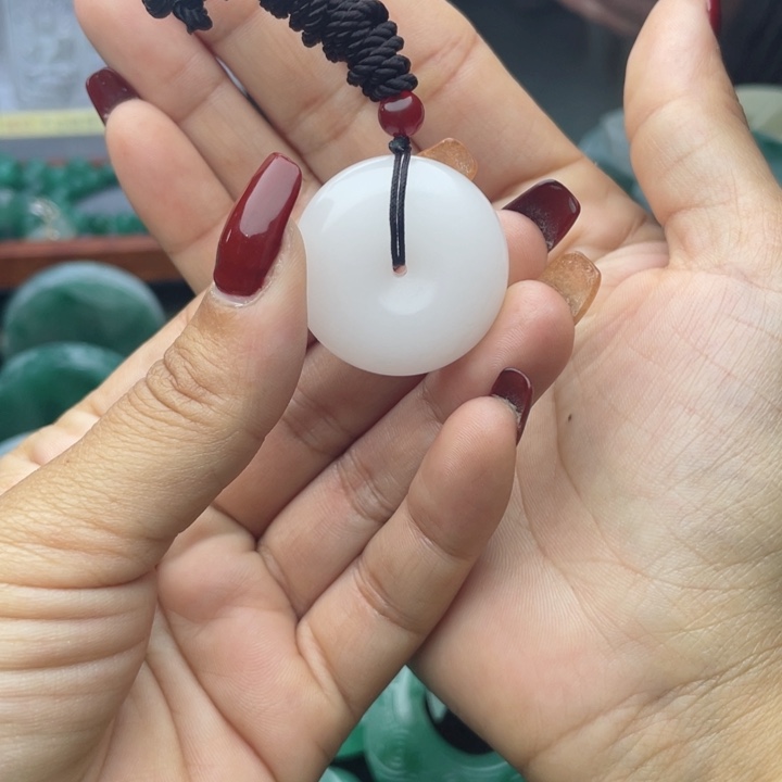 石英质玉颈饰未镶嵌小***间