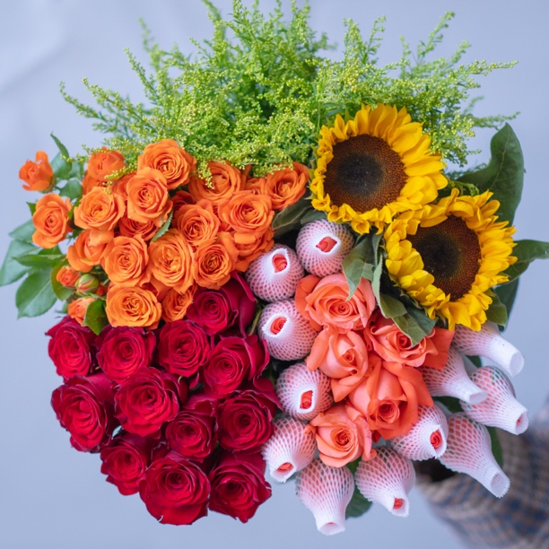 红玫瑰10枝+粉玫瑰10枝+向日葵2枝+多头玫瑰3枝+配草
