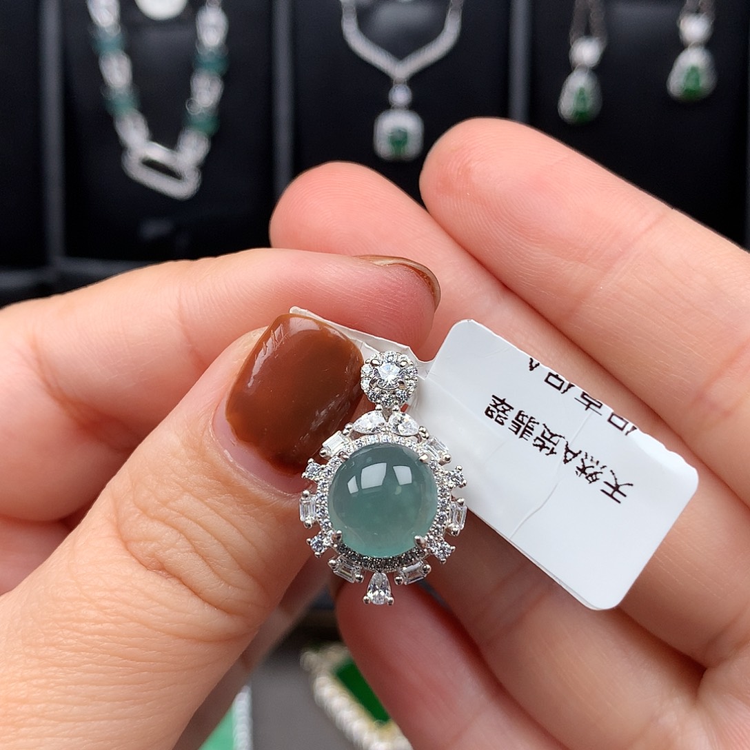 翡翠18K金镶嵌颈饰