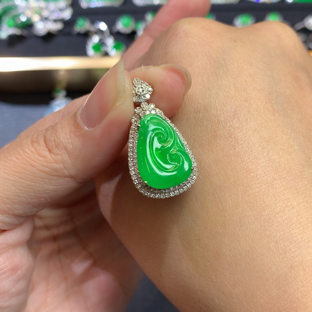 翡翠吊坠(不含链)18K金镶嵌