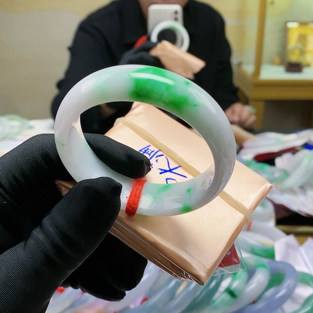 【闪购商品】翡翠手镯未镶嵌木****?