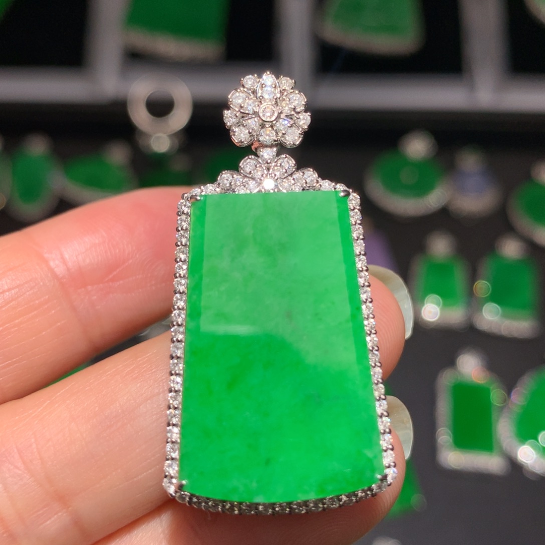 翡翠颈饰18K金镶嵌翡翠