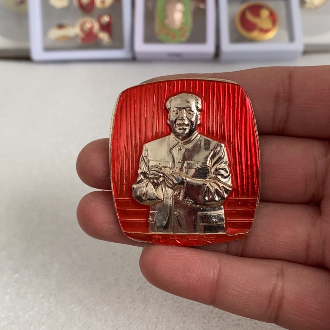 其他普通金属红色纪念章数手指