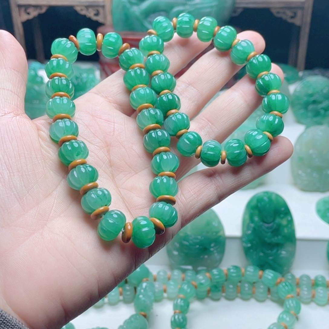 钻****石英质玉未镶嵌颈饰