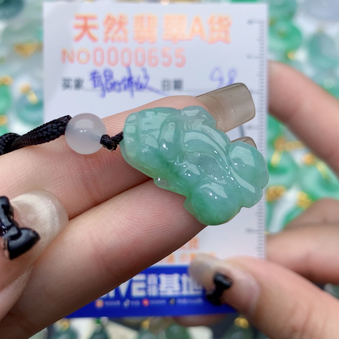 翡翠未镶嵌颈饰貔貅