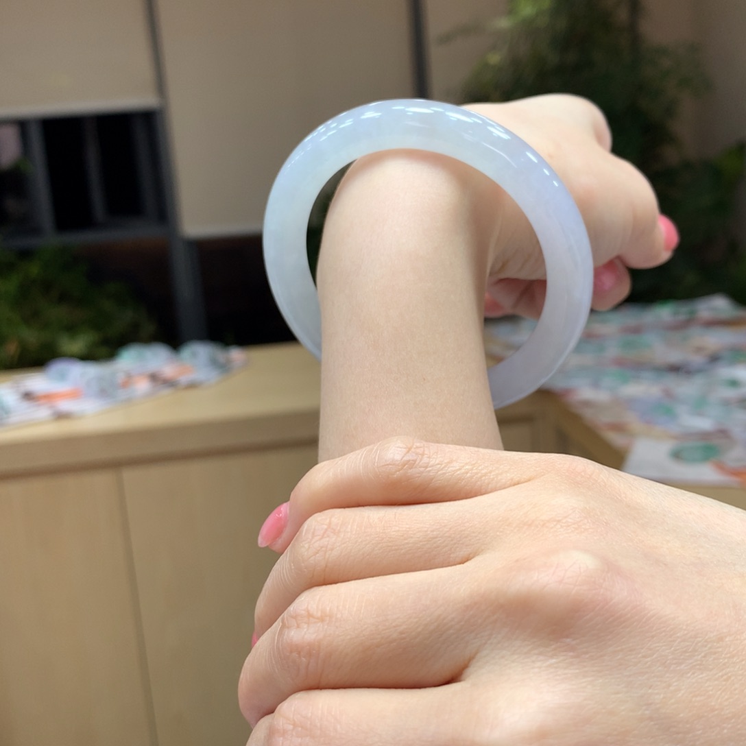 翡翠手镯未镶嵌不退不换