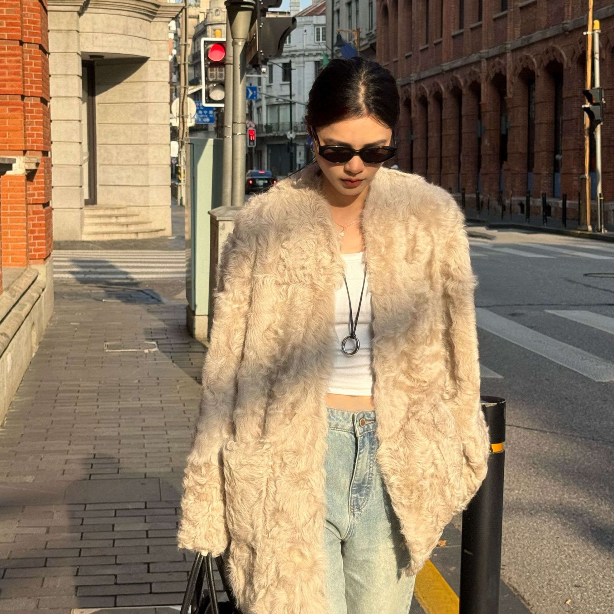 【佳涵】“理想主义”柔软轻盈小湖羊皮毛一体外套女中长款PM25001