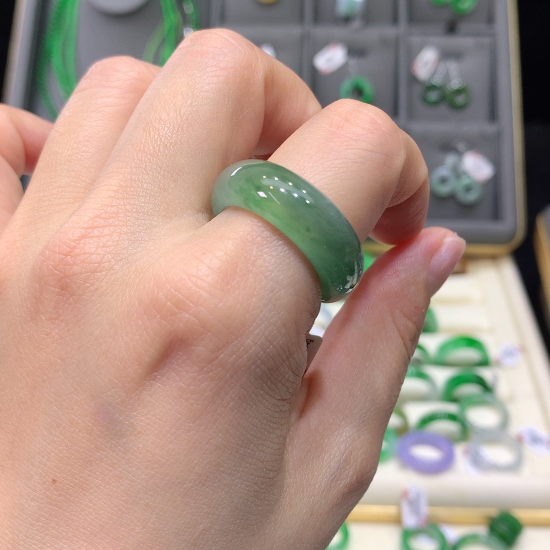 翡翠戒指未镶嵌翡翠