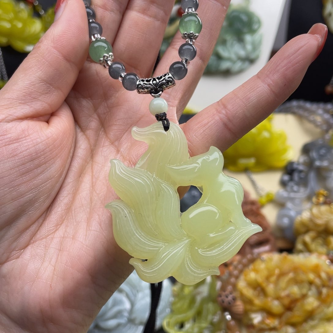 未镶嵌蛇纹石玉颈饰