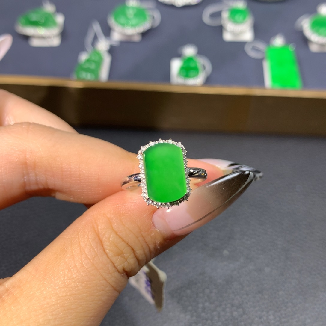 翡翠戒指18K金镶嵌翡翠