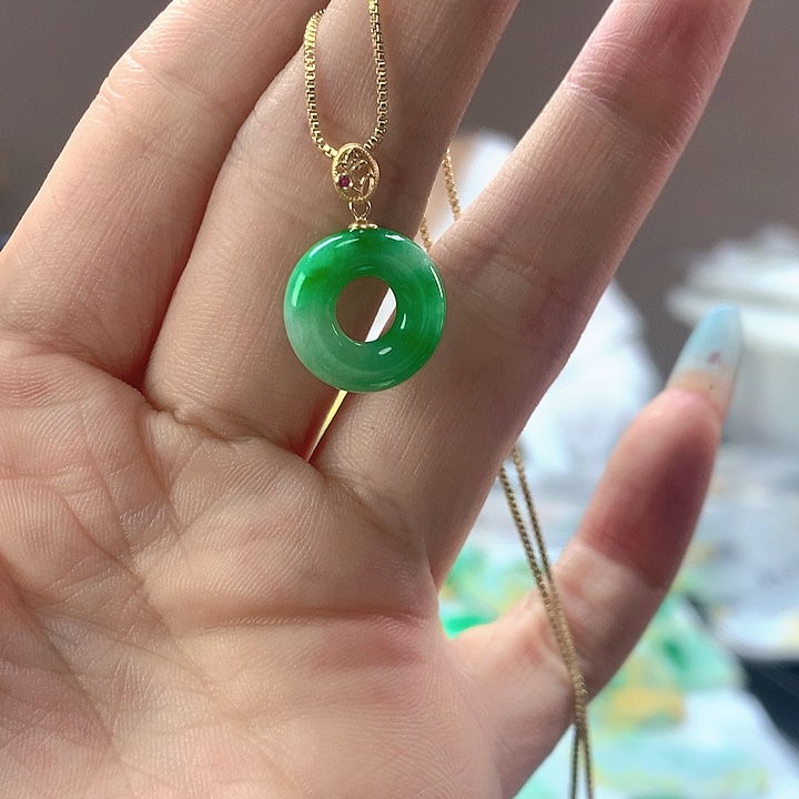 翡翠18K金镶嵌颈饰翡翠