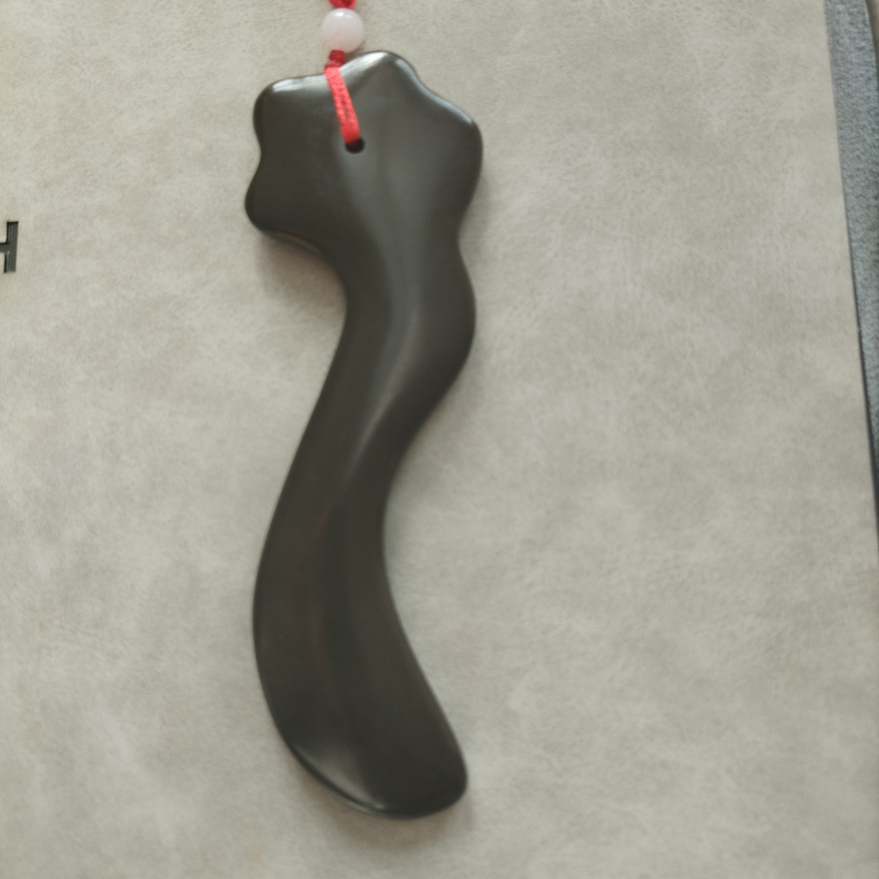 泗水康益砭石玉化如意花刮板