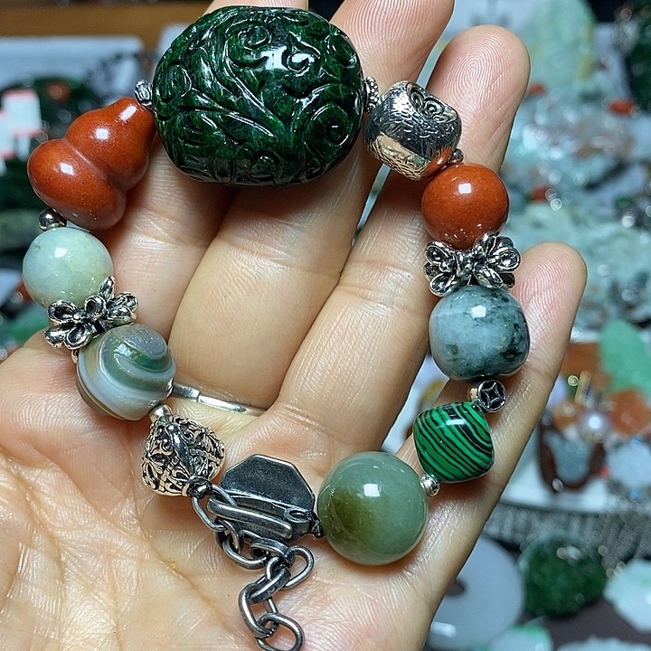 翡翠未镶嵌吊坠(赠链)