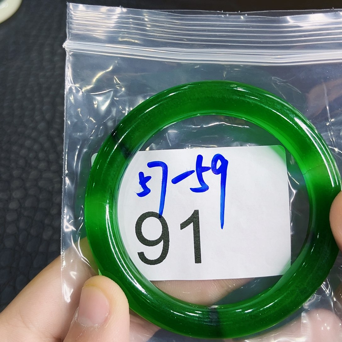 翡翠手镯未镶嵌微瑕