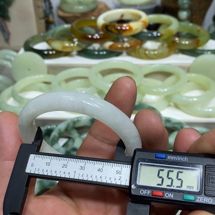 透闪石-蛇纹石玉手镯未镶嵌