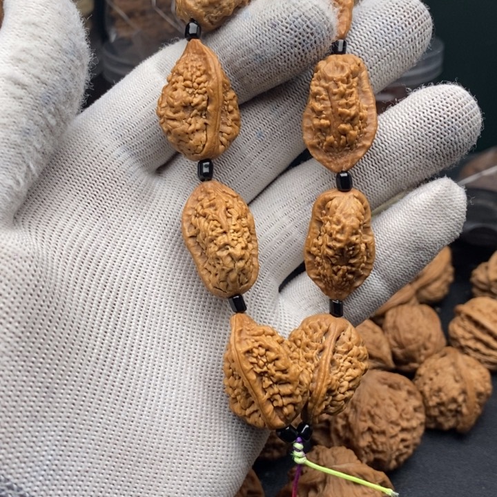 文玩核桃吊坠原生态绣花鞋1.8