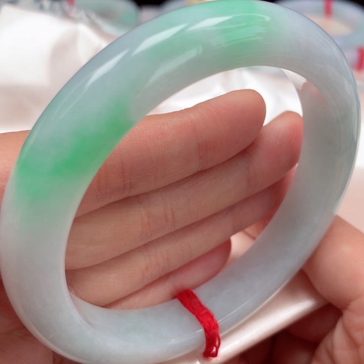 翡翠手镯未镶嵌阳绿飘花5号