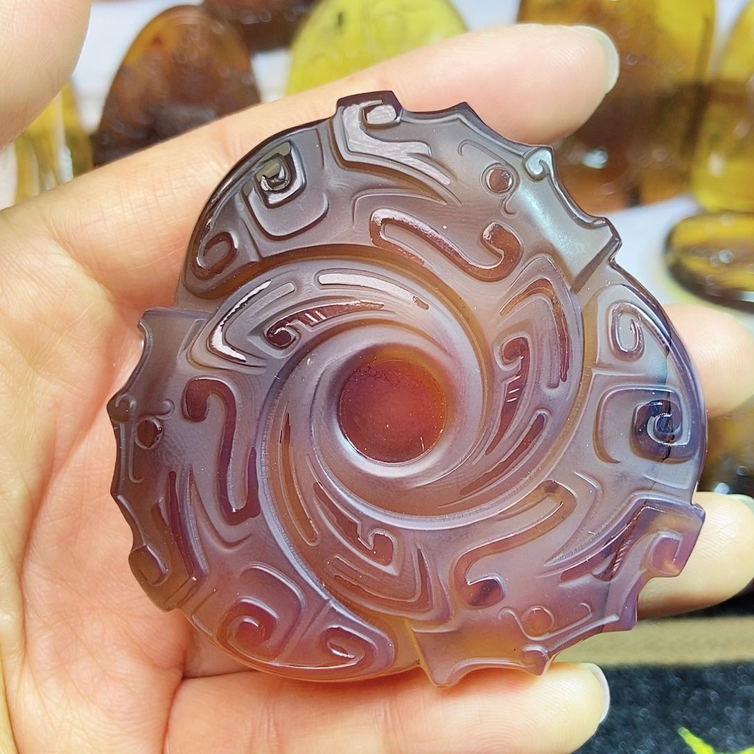 琥珀颈饰未镶嵌玄机