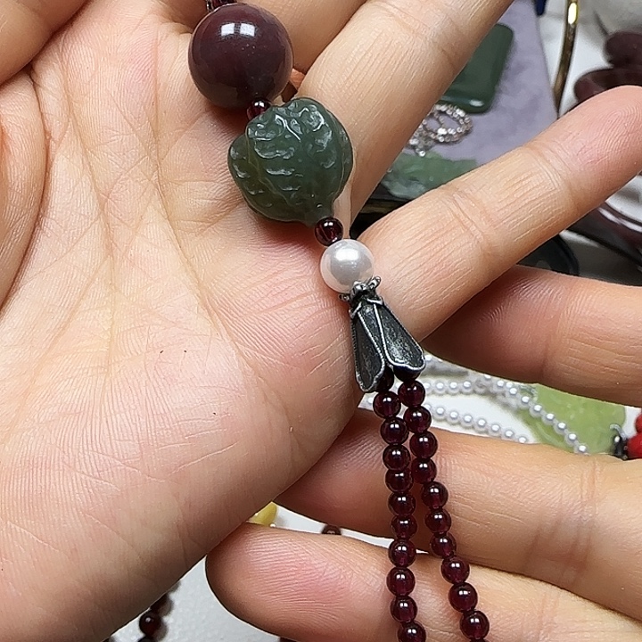 劉***華和田玉未镶嵌颈饰