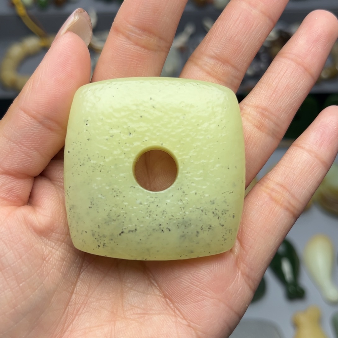 『***』和田玉未镶嵌颈饰